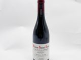 une bouteille de vin posée sur une table