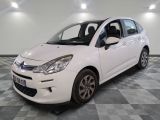 la petite voiture blanche est garée sur un carrelage à carreaux