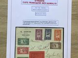 Le livre est posé sur la table, couvert de nombreux timbres.