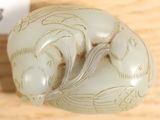 une photo d'une figurine d'éléphant blanc posée sur une table