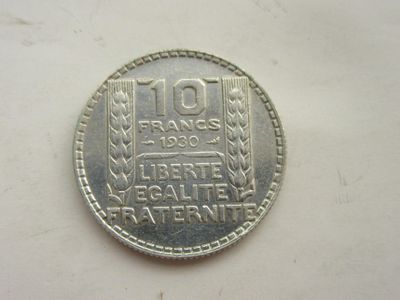 gros plan d'une pièce de monnaie sur une table à fond blanc