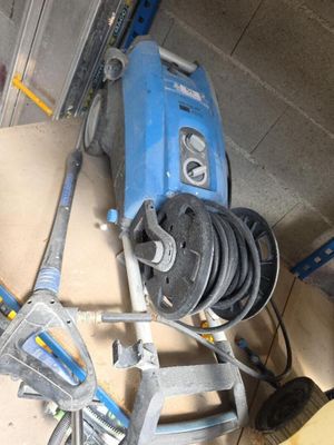 une machine bleue posée sur une table