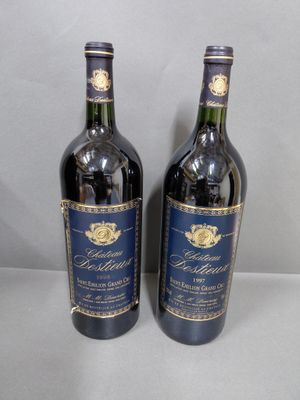 deux bouteilles de vin posées l'une à côté de l'autre sur une table