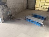 un garage rempli d'outils