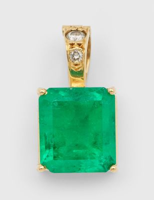 un pendentif en émeraude et diamants