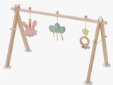 une balançoire en bois à laquelle sont suspendus des jouets