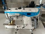 une machine à coudre posée sur une table