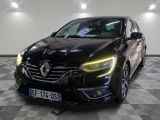 la voiture noire est garée dans le garage sur le sol en damier