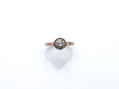 gros plan d'une bague en diamant sur une surface blanche