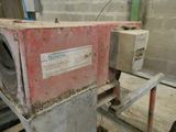 une machine qui se trouve à l'intérieur d'un bâtiment