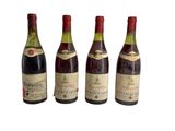 trois bouteilles de vin sont posées les unes à côté des autres sur une surface blanche