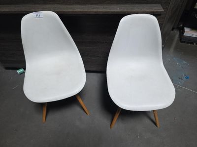paire de chaises blanches de style « mid-century » avec des pieds en bois
