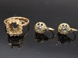 trois bagues en or et une bague sertie de diamants sur un fond noir