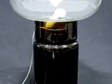 une lampe de table posée sur une table noire