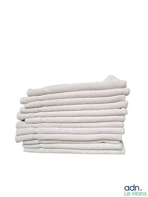 un gros plan sur une pile de serviettes blanches sur fond blanc
