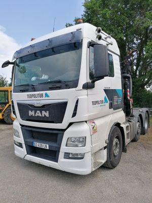 un camion garé sur le côté de la route