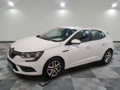 la voiture blanche est garée sur un carrelage à carreaux