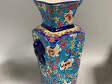 un vase bleu posé sur une table