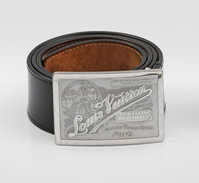 la ceinture est dotée d'une boucle métallique sur laquelle figure un logo