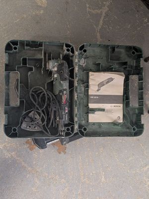une caisse à outils avec des outils à l'intérieur sur le sol