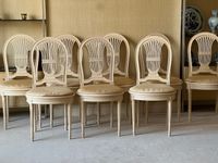 SUITE DE HUIT CHAISES cannées à dossier lyre en bois mouluré…