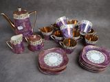 de nombreuses assiettes, tasses et une théière violettes et dorées