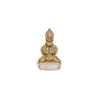 un gros plan d'une petite statue représentant une personne sur fond blanc
