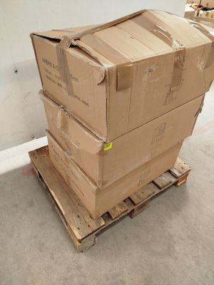 une pile de cartons posée sur une palette dans une pièce