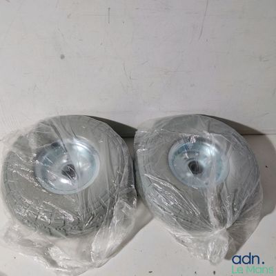 deux rouleaux de papier toilette emballés dans du plastique, empilés l'un sur l'autre