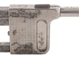 un pistolet posé sur une surface blanche, avec un fond blanc