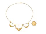un ensemble composé d'un collier et de boucles d'oreilles en or