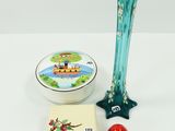 un vase en verre, un bol et d'autres objets posés sur une table