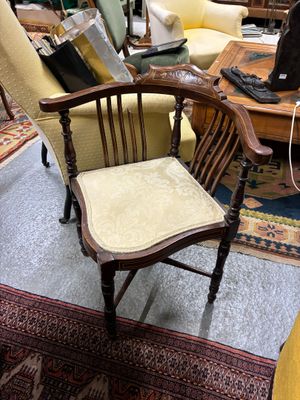 une chaise qui se trouve au milieu d'une pièce