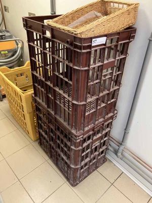 un panier posé par terre à côté d'un réfrigérateur