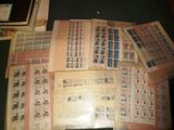 beaucoup de timbres posés sur une table, dont un grand nombre