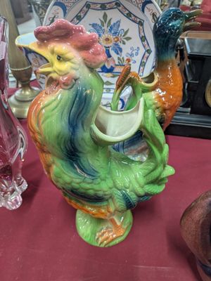 un vase orné d'un oiseau et un vase orné d'un oiseau posés sur une table