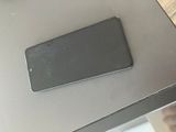 un téléphone portable posé sur une table, à côté d'un ordinateur portable