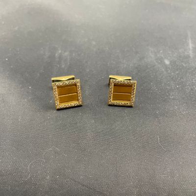 une paire de boucles d'oreilles en or de type « cuff » au motif carré