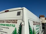 une camionnette blanche garée sur le bord de la route