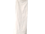 une robe blanche suspendue à un cintre sur un mur blanc