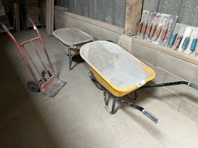 deux brouettes et une charrette dans un garage