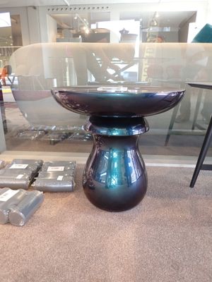 une table en verre sur laquelle est posé un bol