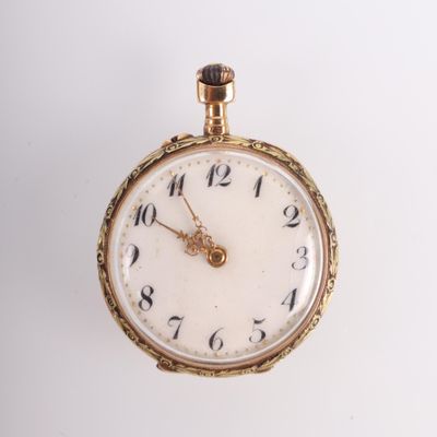 une montre de poche en or avec des chiffres romains sur le cadran
