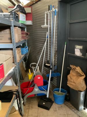 une pièce dont les étagères sont remplies de produits d'entretien