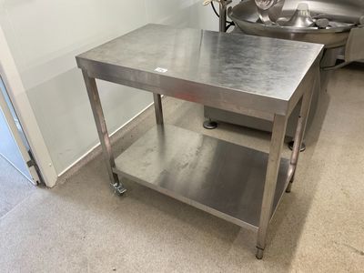 une table en acier inoxydable surmontée d'un bol