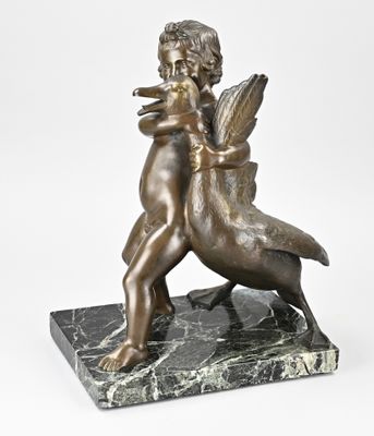 statue en bronze représentant Cupidon jouant avec un oiseau, posée sur un socle en marbre