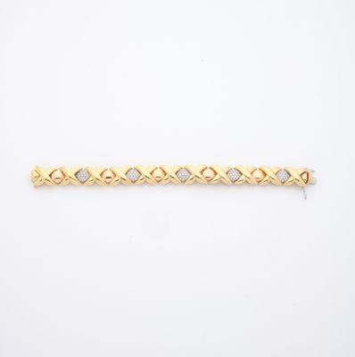 un bracelet en or jaune serti de diamants sur fond blanc