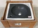 une boîte contenant un lavabo noir
