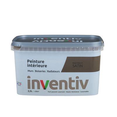 un gros plan d'un pot de peinture sur fond blanc