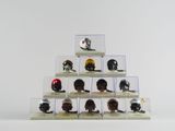 de nombreux types de casques exposés dans une vitrine